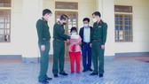Lãnh đạo Bộ Chỉ huy Quân sự tỉnh Hà Tĩnh tặng quà động viên một thương binh ở huyện Thạch Hà