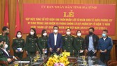 Chủ tịch UBND tỉnh Hà Tĩnh Võ Trọng Hải trao tặng 6 sổ tiết kiệm cho 6 gia đình thân nhân liệt sĩ thuộc Đoàn Kinh tế - Quốc phòng 337