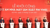 Chủ tịch nước Nguyễn Xuân Phúc và các đại biểu nhấn nút khởi công dự án Nhà máy sản xuất Pin VinES tại Khu kinh tế Vũng Áng, tỉnh Hà Tĩnh