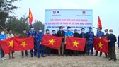 Hải đội 102 tặng cờ Tổ quốc và tuyên truyền cho ngư dân về chống khai thác IUU
