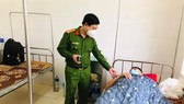 Trung úy Đặng Tuấn Anh đang được điều trị tại bệnh viện. Ảnh: Công an huyện Hương Khê cung cấp