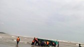 Lực lượng chức năng và người dân tham gia trục vớt thuyền bị nạn đưa vào bờ