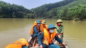 Lực lượng chức năng và người dân đang tìm kiếm tung tích anh N.Đ.H. trên đập Khe Nậy
