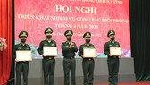 Trao bằng khen của Bộ Tư Lệnh BĐBP Việt Nam cho các cá nhân có thành tích xuất sắc