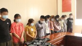 Các đối tượng cùng tang vật. Ảnh: Công an Hà Tĩnh cung cấp
