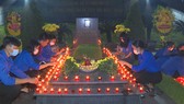 Các đoàn viên thanh niên thắp nến tri ân bày tỏ lòng biết ơn vô hạn đối với cố Tổng Bí thư Hà Huy Tập