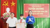 Phó Bí thư Tỉnh đoàn Hà Tĩnh Nguyễn Ny Hương trao bằng khen cho em Nguyễn Văn Dương 