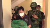 Lực lượng chức năng dẫn giải đối tượng Phan Văn Hoàng cùng tang vật về cơ quan điều tra