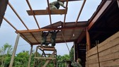 Bộ đội Biên phòng Hà Tĩnh giúp dân lợp lại mái nhà, khắc phục hậu quả thiệt hại do mưa đá và lốc xoáy gây ra
