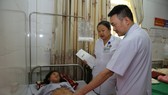 Bác sĩ Bệnh viện Đa khoa Hà Tĩnh kiểm tra, theo dõi tình hình sức khỏe sản phụ H. sau sinh