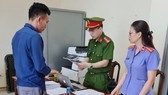 Cơ quan Cảnh sát điều tra Công an Hà Tĩnh đọc quyết định khởi tố đối với Trần Đình Dũng. Ảnh: Công an Hà Tĩnh