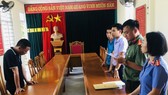 Cơ quan chức năng đọc lệnh khởi tố đối tượng Lê Thế Dũng. Ảnh: Công an Hà Tĩnh