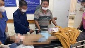 Nam học sinh được đưa vào bệnh viện cấp cứu