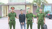 Lực lượng công an bắt giữ đối tượng Dương Hoàng Phúc. Ảnh: Công an Hà Tĩnh