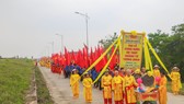 Đông đảo người dân địa phương tham gia lễ rước tại lễ hội đền Cả - Dinh đô quan Hoàng Mười