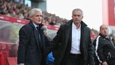 Sự căng thẳng giữa Jose Mourinho (phải) và Mark Hughes trong trận đấu.