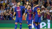 Messi (giữa) tiếp tục sắm vai “người hùng” cho Barcelona tại Champions League.  Ảnh: Getty Images