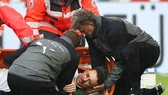 Christian Gentner đang được bác sĩ cấp cứu trên sân cỏ sau pha va chạm kinh hoàng với thủ môn Koen Casteels của Wolfsburg. Ảnh: Getty Images 