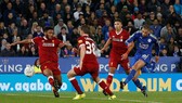 Islam Slimani hạ gục hàng thủ Liverpool ấn định chiến thắng. Ảnh: Getty Images