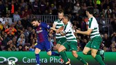 Messi (đỏ xanh) có cú poker vào lưới Eibar. Ảnh: Getty Images