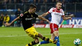 Cú dứt điểm chính xác của Christian Pulisic (trái) đã giúp Dortmund đạt đến cột mốc 3.000 bàn thắng ở Bundesliga. Ảnh: Getty Images 