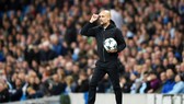 Pep Guardiola trong khoảnh khắc yêu cầu cầu thủ của mình chơi bóng tư duy. Ảnh: Getty Images