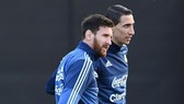HLV Jorge Sampaoli hy vọng Angel Di Maria (phải) sẽ hợp cùng Lionel Messi để giúp Argentina vượt khó. Ảnh: Getty Images  
