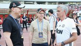 Jose Mourinho (phải) đang được ủng hộ tuyệt đối từ các ông chủ gia đình nhà Glazer. Ảnh: Getty Images  