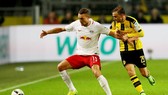 Marcel Schmelzer (phải), một trong những hậu vệ của Dortmund sẽ vắng mặt ở trận đấu với RB Leipzig vì chấn thương. Ảnh: Getty Images  