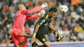 Dortmund (phải) đã bỏ lỡ một số cơ hội trước khung thành của APOEL Nicosia . Ảnh: Getty Images    