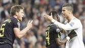 Ronaldo (trắng) và Vertonghen cãi nhau sau tình huống va chạm.Ảnh: Getty Images