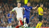 Radja Nainggolan (trái, AS Roma) tranh bóng với  Cesc Fabregas (Chelsea). Ảnh: Getty Images  