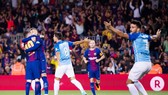 Barca (đỏ xanh) với bàn thắng đầy tranh cãi. Ảnh: Getty Images