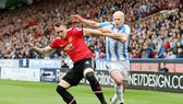 Chấn thương sớm của Phil Jones (trái) đã khiến năng lực phòng ngự của Man.United suy yếu. Ảnh: Getty Images    
