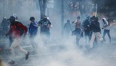 Các đường phố của Marseille chìm trong khói trước trận “kinh điển” của bóng đá Pháp. Ảnh: Getty Images 