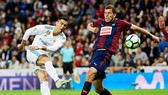 Ronaldo (trắng) tiếp tục thể hiện sự vô duyên trong việc tìm kiếm bàn thắng. Ảnh: Getty Images