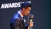 Cristiano Ronaldo hạnh phúc bên Best FIFA 2017. Ảnh: Getty Images     