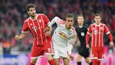 Một trong những quyết định đầu tiên của HLV Jupp Heynckes khi trở lại Bayern Munich là đẩy Javi Martinez (trái) lên chơi ở hàng tiền vệ. Ảnh: Getty Images