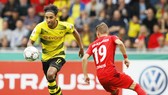 HLV Peter Bosz của Dortmund tin rằng Pierre-Emerick Aubameyang (trái) sẽ nhanh chóng tìm lại được mành lưới của đối phương. Ảnh: Getty Images