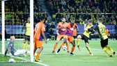 Dortmund (phải) đã bỏ lỡ quá nhiều cơ hội trước khung thành của APOEL Nicosia. Ảnh: Getty Images
