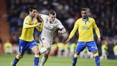 Real (trắng) cần tìm lại chiến thắng trước Las Palmas. Ảnh: Getty Images