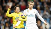 Ronaldo (trắng) lại thi đấu kém thuyết phục. Ảnh: Getty Images