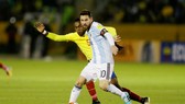 Lionel Messi (phải) trong trận thắng quan trọng trước Ecuador. Ảnh: AP