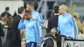 Patrice Evra được đồng đội can ngăn và rời sân sau rắc rối. Ảnh: Getty Images