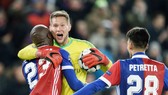 Thủ thành Tomas Vaclik cũng đồng đội Basel ăn mừng chiến thắng trước Man.United. Ảnh: Getty Images   