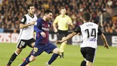 Messi (10) bị từ chối bàn thắng. Ảnh: Getty Images.