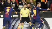Chú thích ảnh: Messi phản ứng với trọng tài. Ảnh: Getty Images