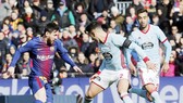 Messi (đỏ xanh) ghi bàn, Barca vẫn chia điểm. Ảnh: Getty Images.