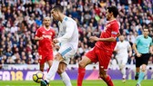 Ronaldo (trắng) có màn trình diễn chói sáng trước Sevilla. Ảnh: Getty Images