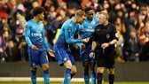 Cầu thủ Arsenal phản đối quyết định thổi phạt đền của trọng tài, nhưng Arsene Wenger tin Arsenal “tự thua”. Ảnh: Getty Images  